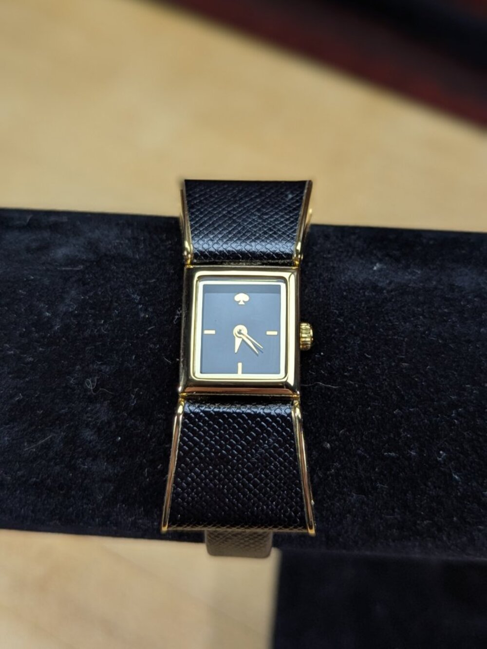 Kate Spade New York Kenmare Bow Watch – Black Saffiano Leather – Gold Tone – Run
